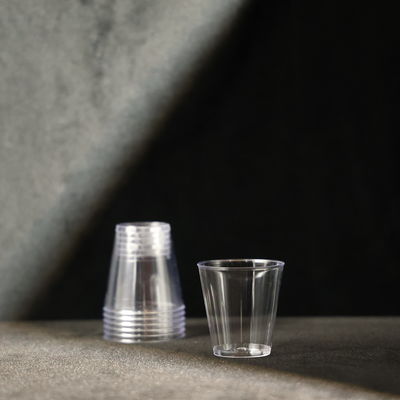 Maßgeschneiderte 2OZ PS Plastikbecher für heiße und kalte Getränke Wassersaft Wein mit FDA / SGS-Zertifizierung