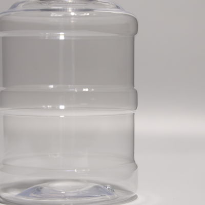 Einwegflasche aus klarem Kunststoff aus PET 500 ml mit Aluminiumkappen zur Lagerung von kaltem Saft