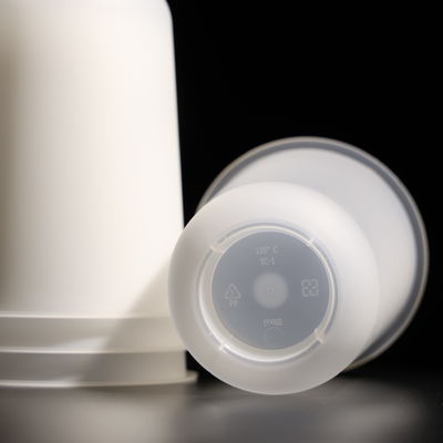 Cốc PP nhựa có logo tùy chỉnh với nắp phẳng / mái vòm cho nước ép lạnh