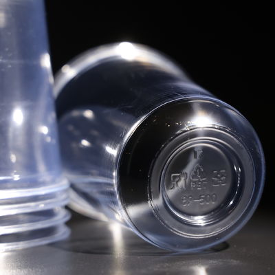 Kunststoffbecher aus Lebensmitteln PET-Material mit Deckel für Saft